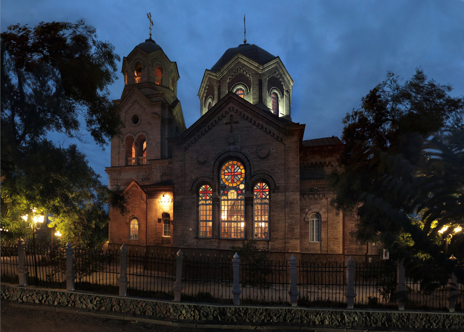 Evening_view_of_Greek_church_in_Yevpatoria.jpg